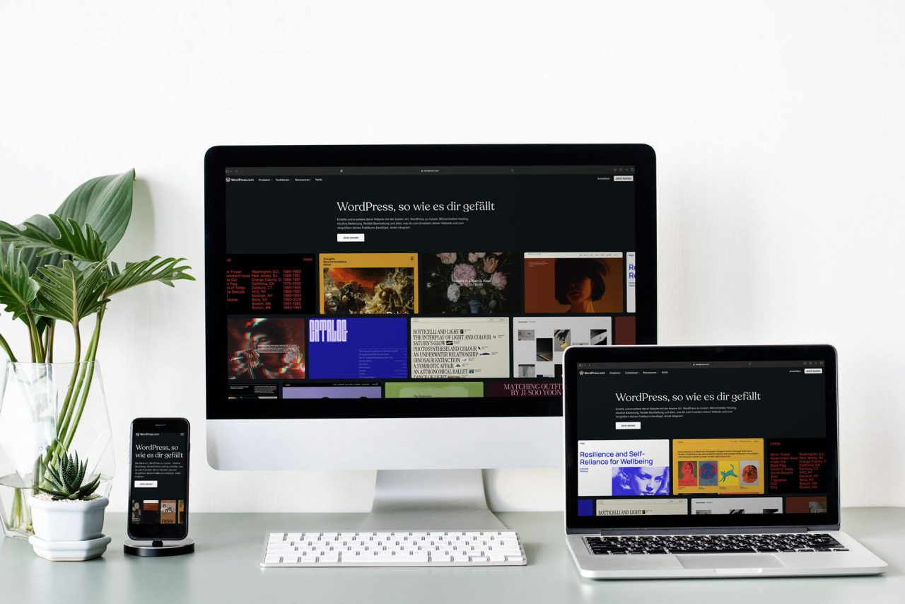 MockUp einer Website auf verschiedenen Endgeräten, um die responsive Anpassung zu visualisieren. Auf den einzelnen Screens ist zu lesen: WordPress, so wie es dir gefällt.